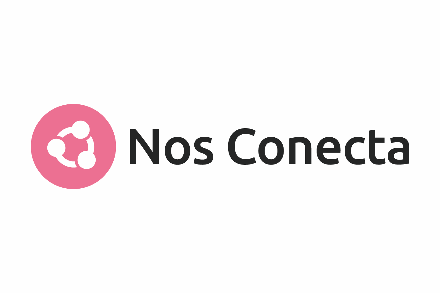 Tres personas mirando una computadora